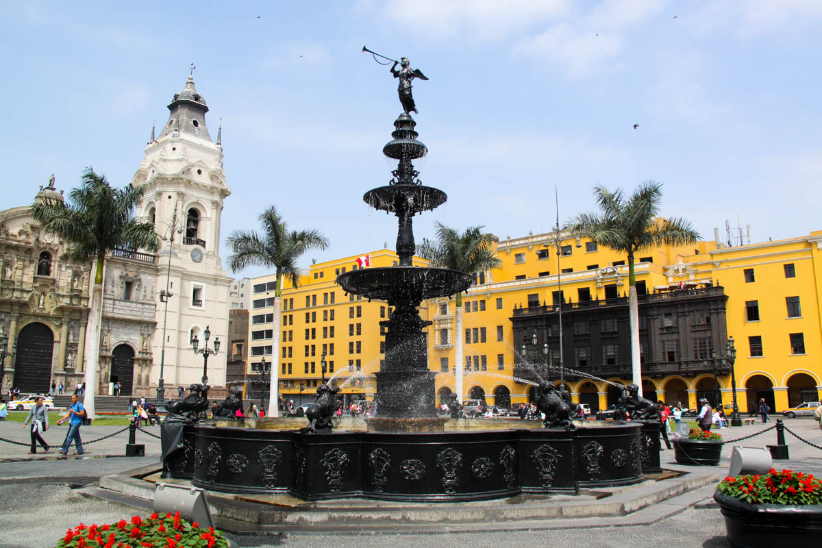 Pileta_de_la_Plaza_mayor_de_Lima